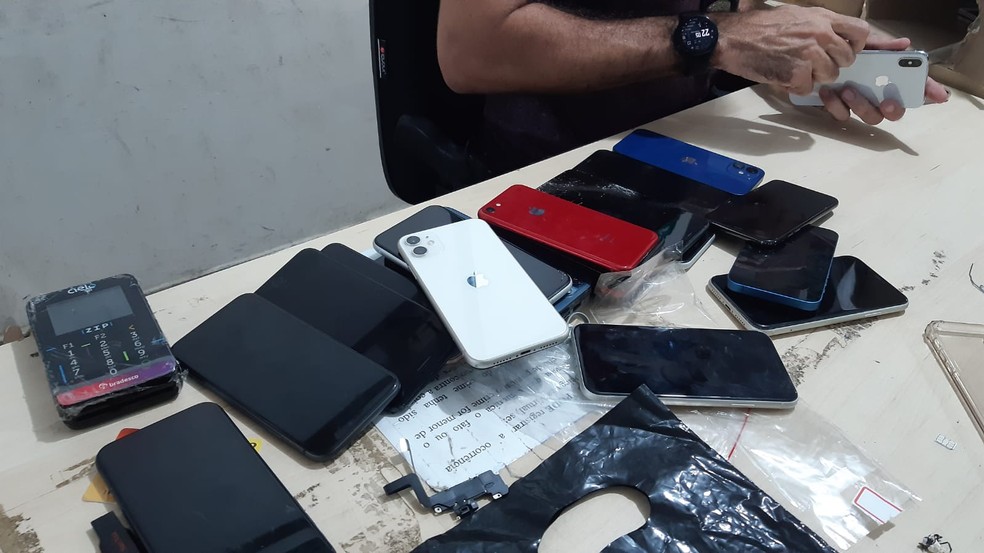 Homens detidos deverão responder por receptação de aparelhos roubados, segundo a polícia — Foto: Sérgio Henrique Santos/Inter TV Cabugi