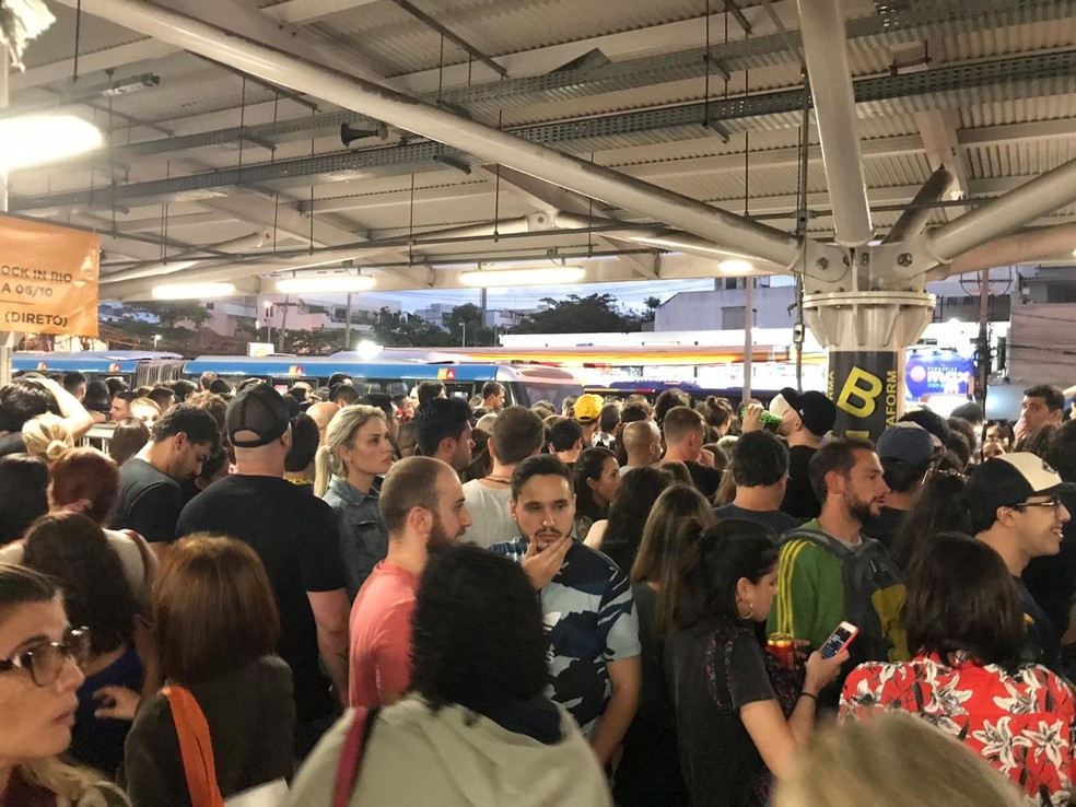 Passageiros esperam por ônibus do BRT em direção ao Rock in Rio — Foto: Henrique Coelho/G1