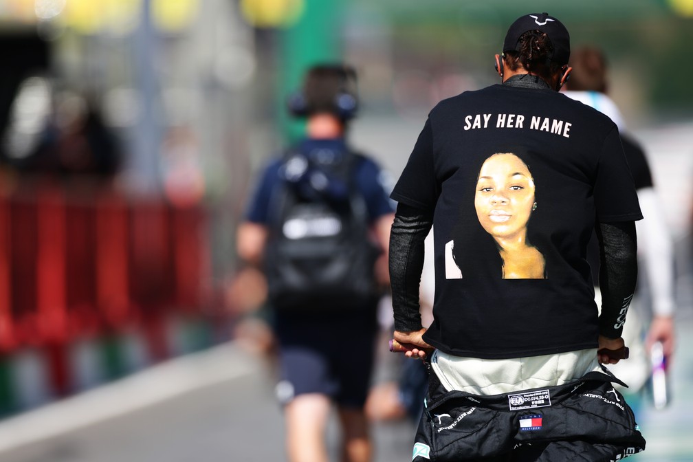 As costas da camiseta usada por Hamilton no GP da Toscana de 2020: a imagem de Breonna Taylor e os dizeres "Diga o nome dela" — Foto: Peter Fox/Getty Images