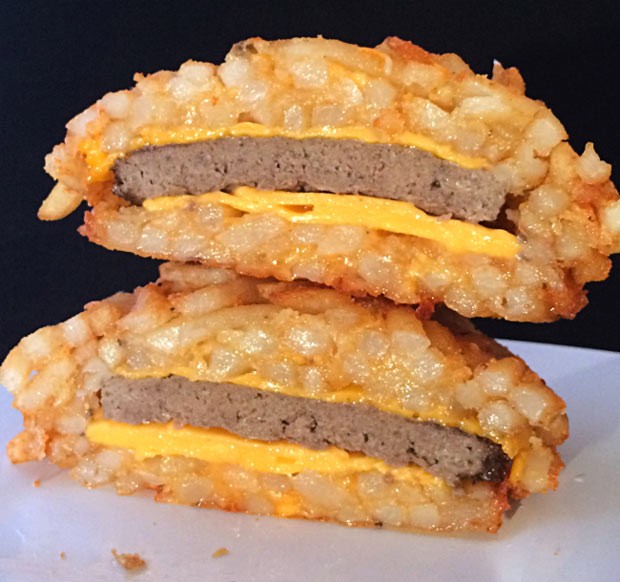 O Burger Bomb: um mistura de batatas fritas e queijo faz com que elas fiquem grudadas em formato de pão (Foto: Reprodução / The Vulgar Chef)