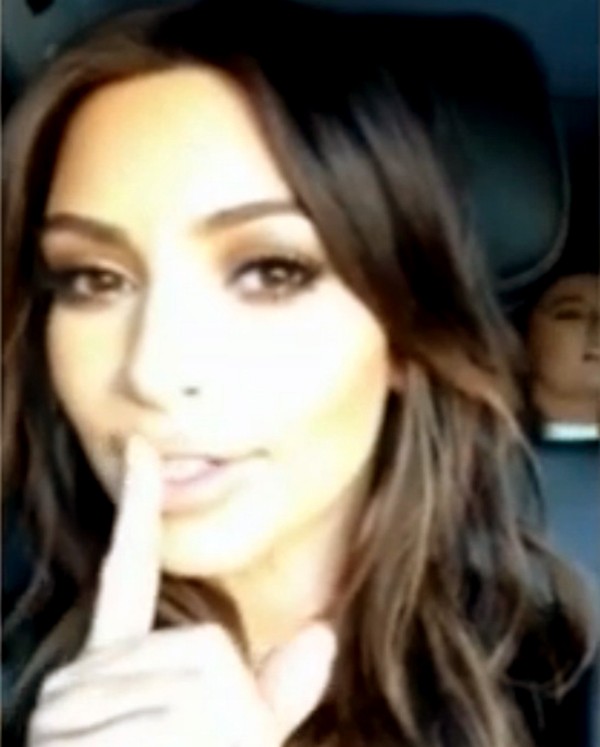 Kim Kardashian filmando as irmãs (Foto: Reprodução)