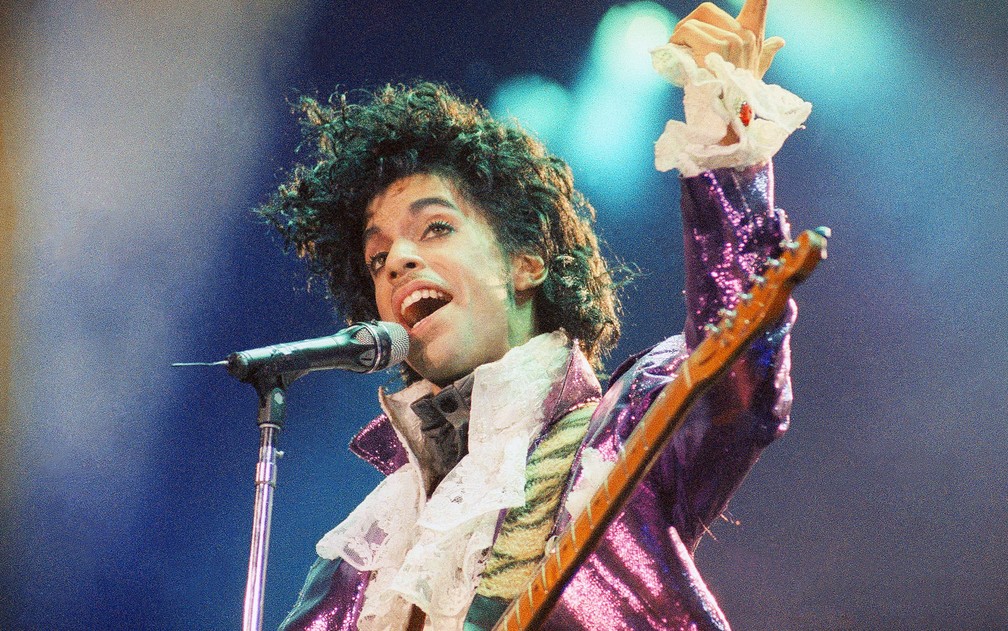 Foto de fevereiro de 1985 mostra o cantor Prince durante show em Inglewood, na Califórnia, EUA (Foto: Liu Heung Shing/AP/Arquivo)