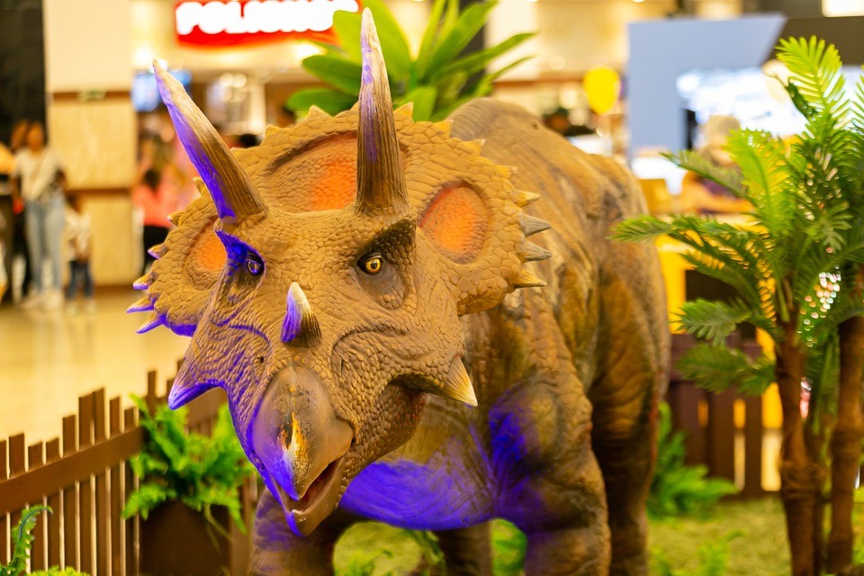 'Mundo Jurássico': exposição gratuita reúne réplicas de dinossauros em tamanho real e que se mexem