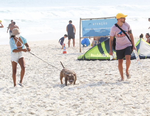 Rebeca Andrade vai à praia com Matheus Terra (Foto: Fabricio Pioyani/Agnews)