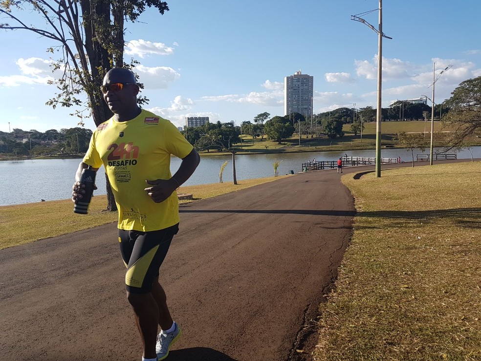 Carlos Dias percorre várias cidades brasileira correndo  (Foto: Divulgação)