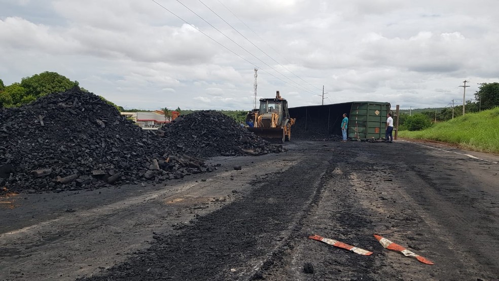 Montes de carvão estão sendo feitos no local — Foto: Ilton Dias/TV Anhanguera