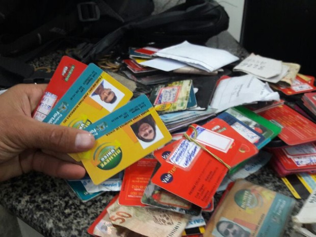 Polícia prende quadrilha em Fortaleza com centenas de cartões de Bilhete Único, Passcard, Bolsa Família e crédito (Foto: Halisson Ferreira/TV Verdes Mares)