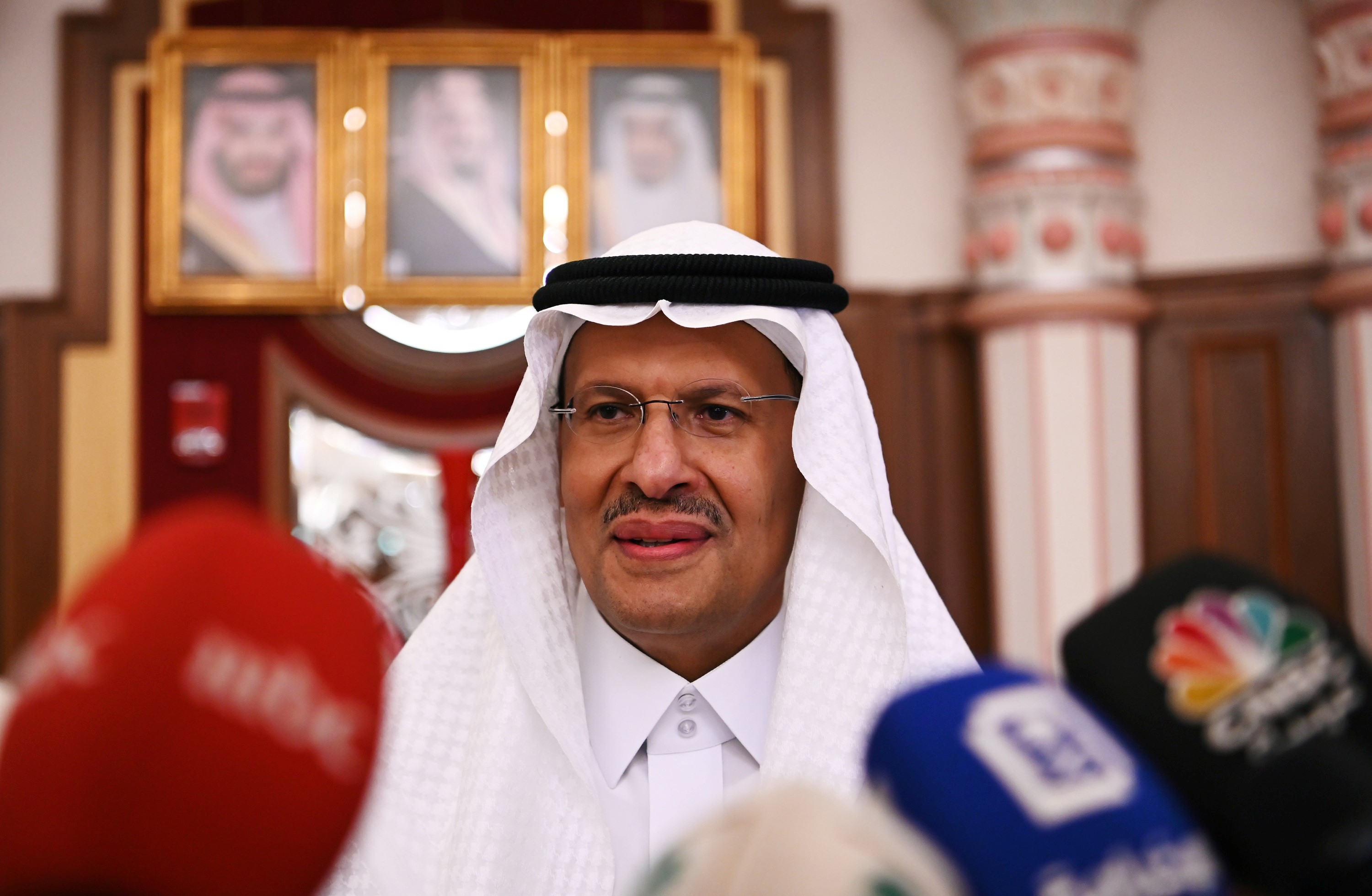 Cortes na oferta de petróleo devem somar mais de 19 milhões de barris por dia, diz saudita thumbnail