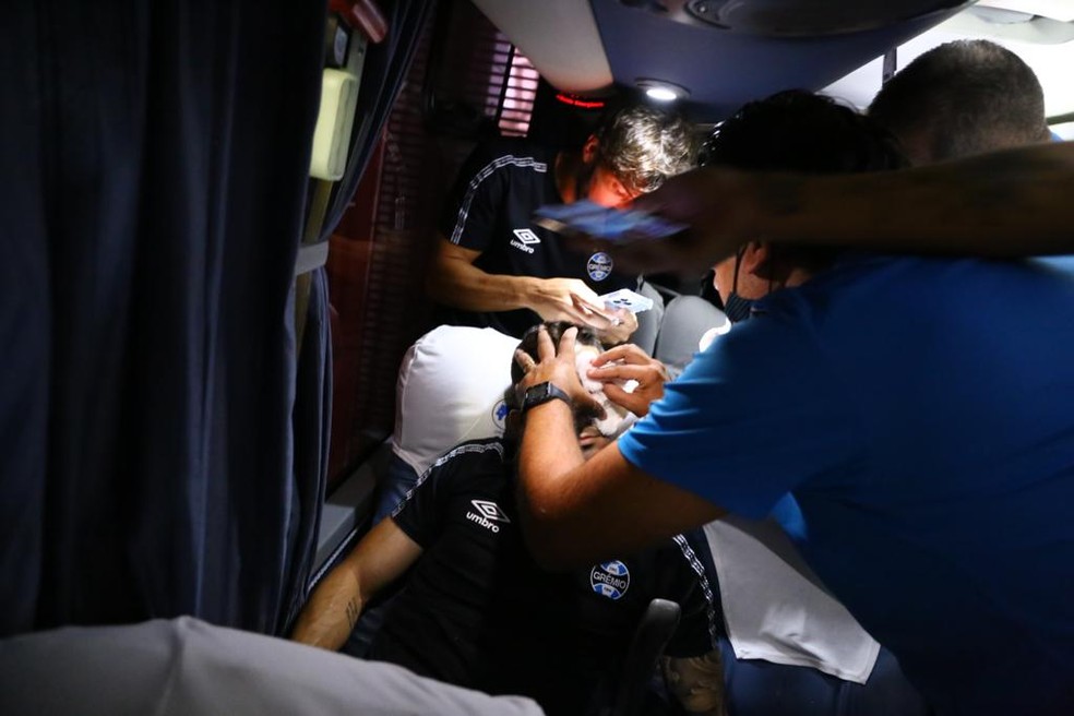 Ônibus do Grêmio é alvo de pedradas na chegada ao Beira-Rio — Foto: Grêmio/Divulgação