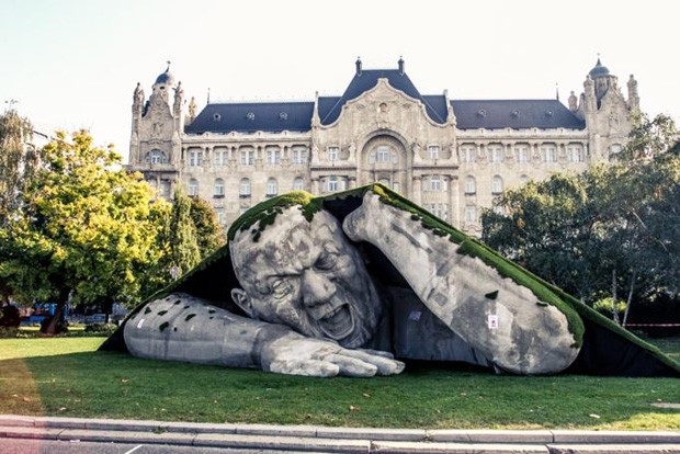 Gigante em Budapeste (Foto: Reprodução/Facebook)