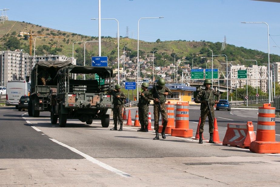 Caminhão do Exército na saída do pedágio, na ponte Rio-Niterói