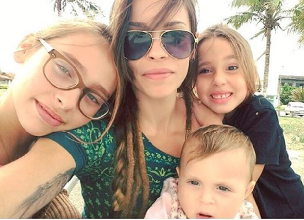 Gisele Frade com as filhas Lolita Flor, Sophia Luz e Nina Rosa (Foto: Reprodução/Instagram)
