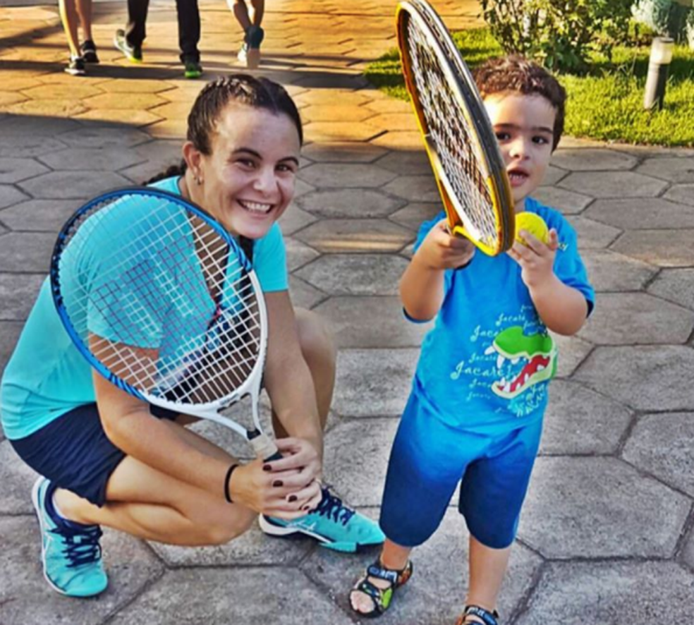 Ana Paula introduzindo pequeno ao mundo do tÃªnis (Foto: ReproduÃ§Ã£o Instagram)