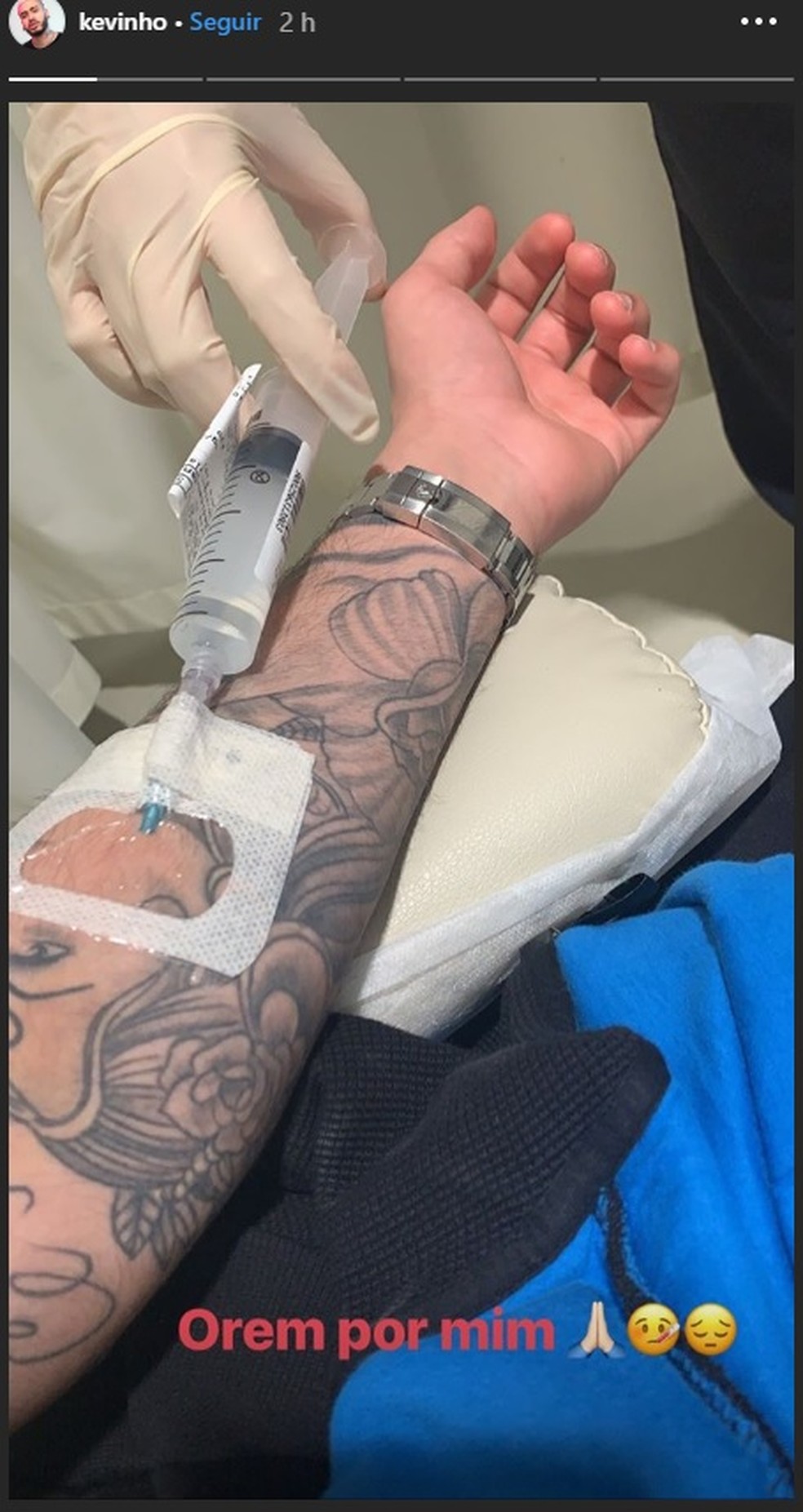 Kevinho postou foto em que aparece recebendo medicação na veia — Foto: Reprodução/ Instagram