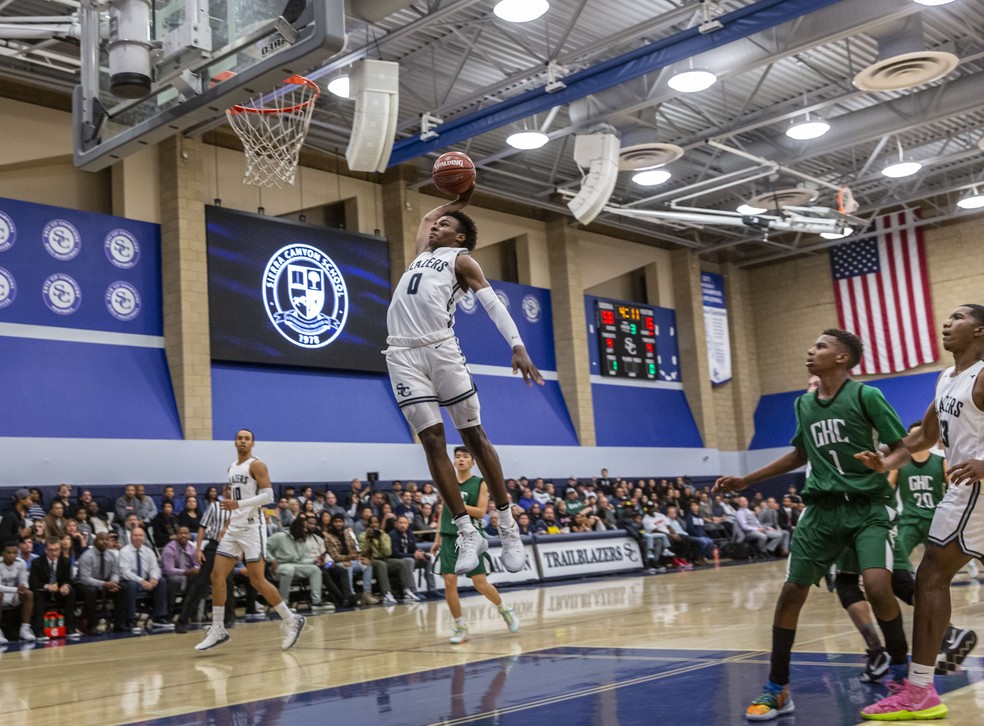 Bronny James Jr enterra em jogo do basquete colegial — Foto: The Washington Post/Getty Images