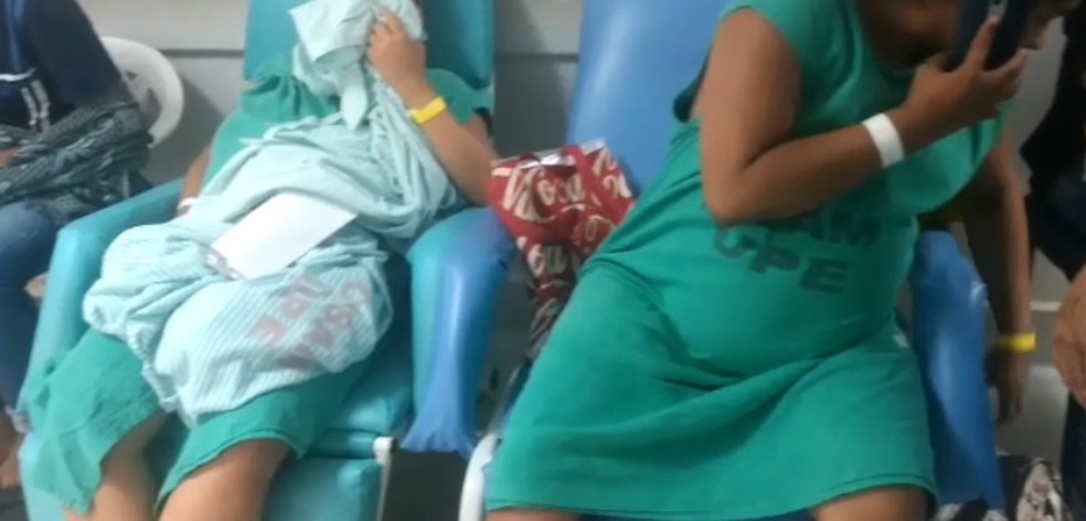 Imagens divulgadas por sindicalistas mostram grávidas sentadas em poltronas para esperar a vez de entrar na sala de parto no Cisam, no Recife (Foto: Reprodução/TV Globo)