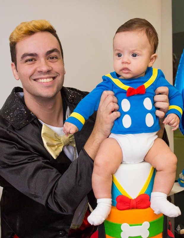 Luccas Neto com o filho Luke, de cinco meses (Foto: Reprodução/Instagram)