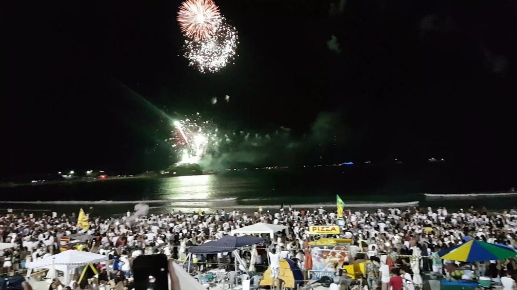 Queima de fogos partiu do Forte São Mateus e teve duração de 12 minutos na Praia do Forte, em Cabo Frio, que reuniu cerca de 1 milhão de pessoas — Foto: Jeferson Marques/G1