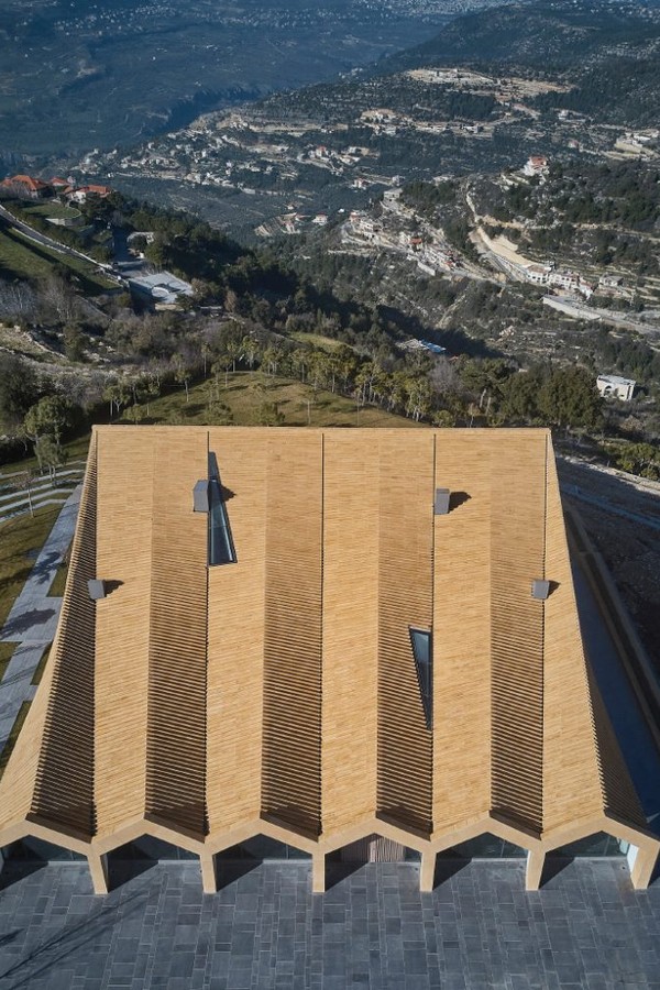 Casa fica embaixo de santuário em montanha no Líbano (Foto: Bahaa Ghoussainy) Casa fica embaixo de santuário em montanha no Líbano (Foto: Bahaa Ghoussainy)
