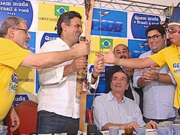 Aécio Neves recebeu arco e flecha em Bauru (Foto: Reprodução/TV TEM)