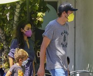 Ashton Kutcher e Mila Kunis passeiam com os filhos em Los Angeles