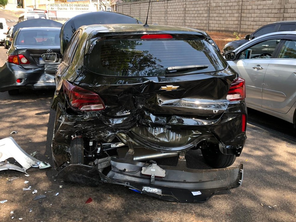 Acidente envolveu três carros na Avenida Joaquim Constantino, em Presidente Prudente — Foto: Murilo Zara/TV Fronteira