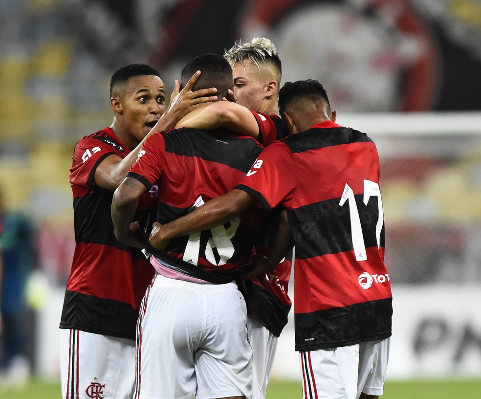 Time entrou em campo nesta ter&ccedil;a com a marca da FlaTV na manga e sem o patroc&iacute;nio nas costas, espa&ccedil;o que era da MRV  &mdash; Foto: Andr&eacute; Dur&atilde;o