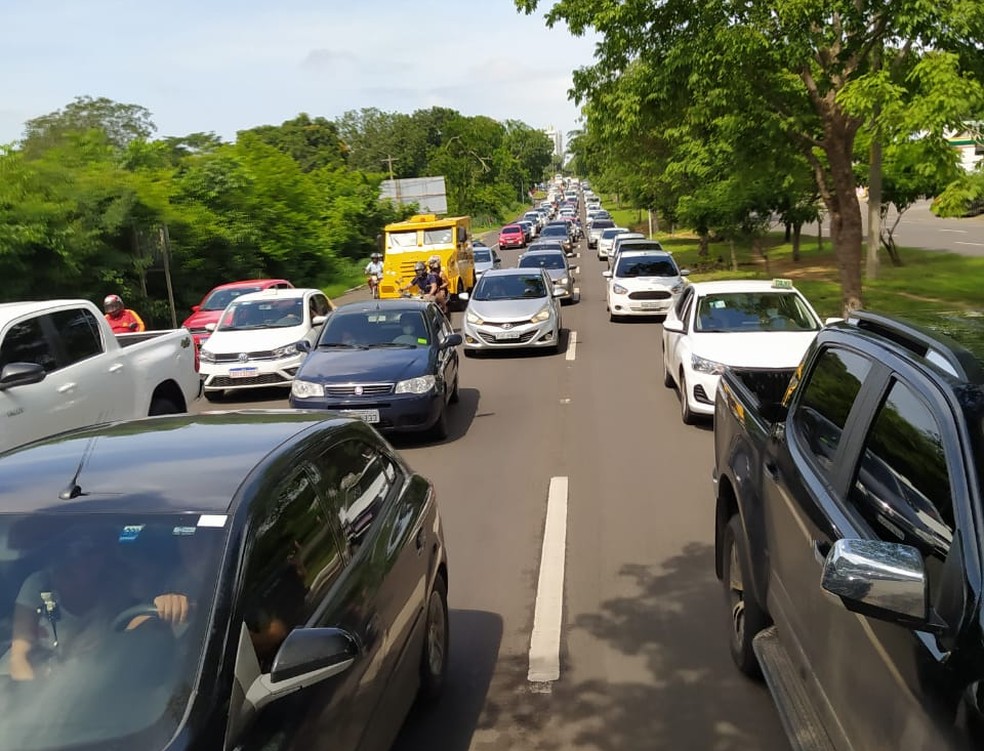 Donos e funcionários de restaurantes bloqueia avenida em protesto contra decreto estadual em Teresina — Foto: Andrê Nascimento/ G1 PI