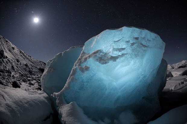 Esta imagem, feita por James Balog na Islândia, em 2009, mostra o "diamante de gelo" que chegou até a costa de uma lagoa de água salgada em Jökulsárlón (Foto: Causa e Efeito/James Balog)