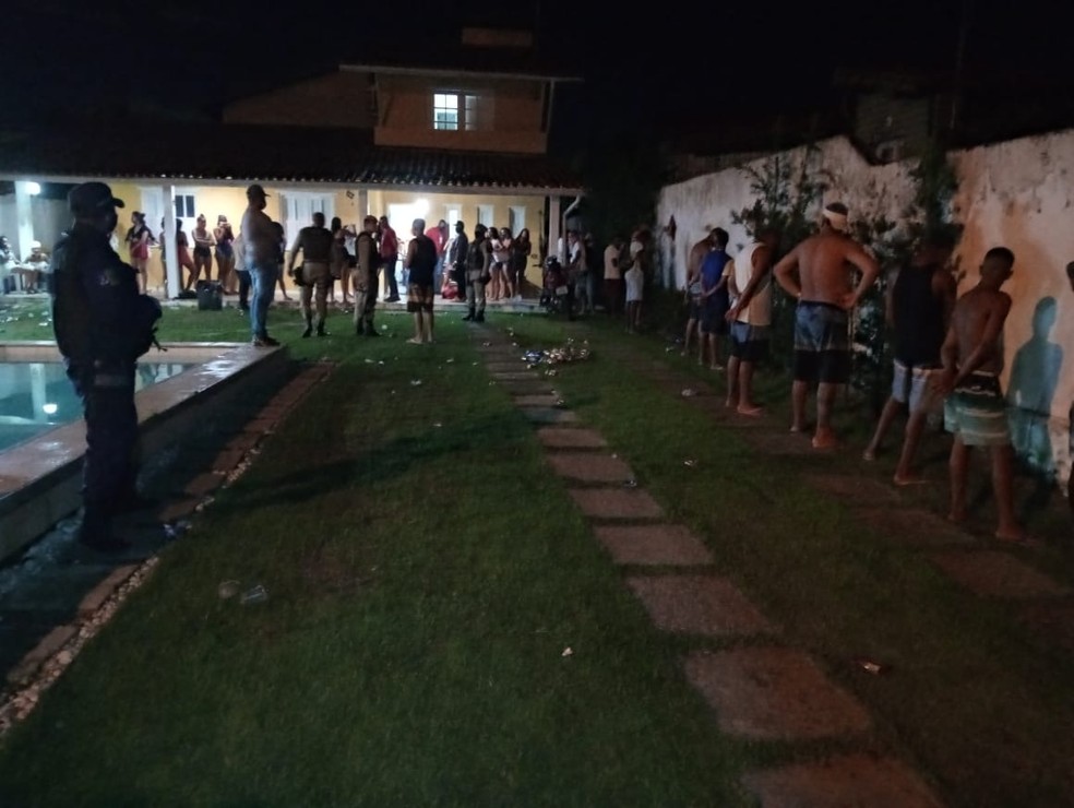 Festa com cerca de 70 jovens estava sendo realizada dentro de casa em Ipitanga, na cidade de Lauro de Freitas — Foto: Polícia Militar/52ª CIPM