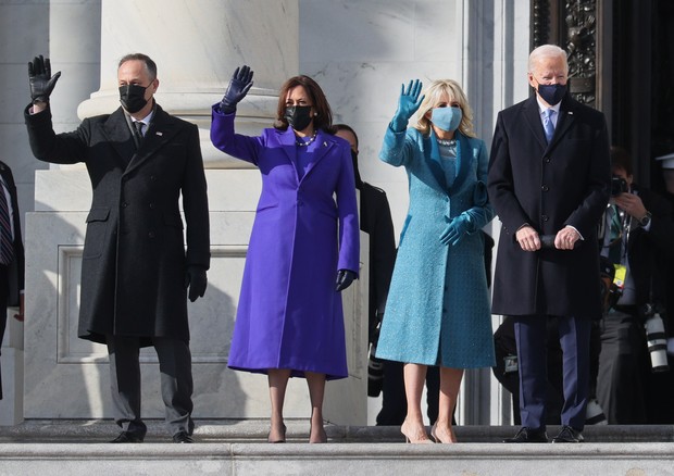 WASHINGTON, DC - JANUARY 20: (EDITOR'S NOTE: Alternate crop) (L-R) Doug Emhoff, U.S. Vice President-elect Kamala Harris, Jill Biden and President-elect Joe Biden wave as they arrive on the East Front of the U.S. Capitol for  the inauguration on January 20 (Foto: Getty Images)