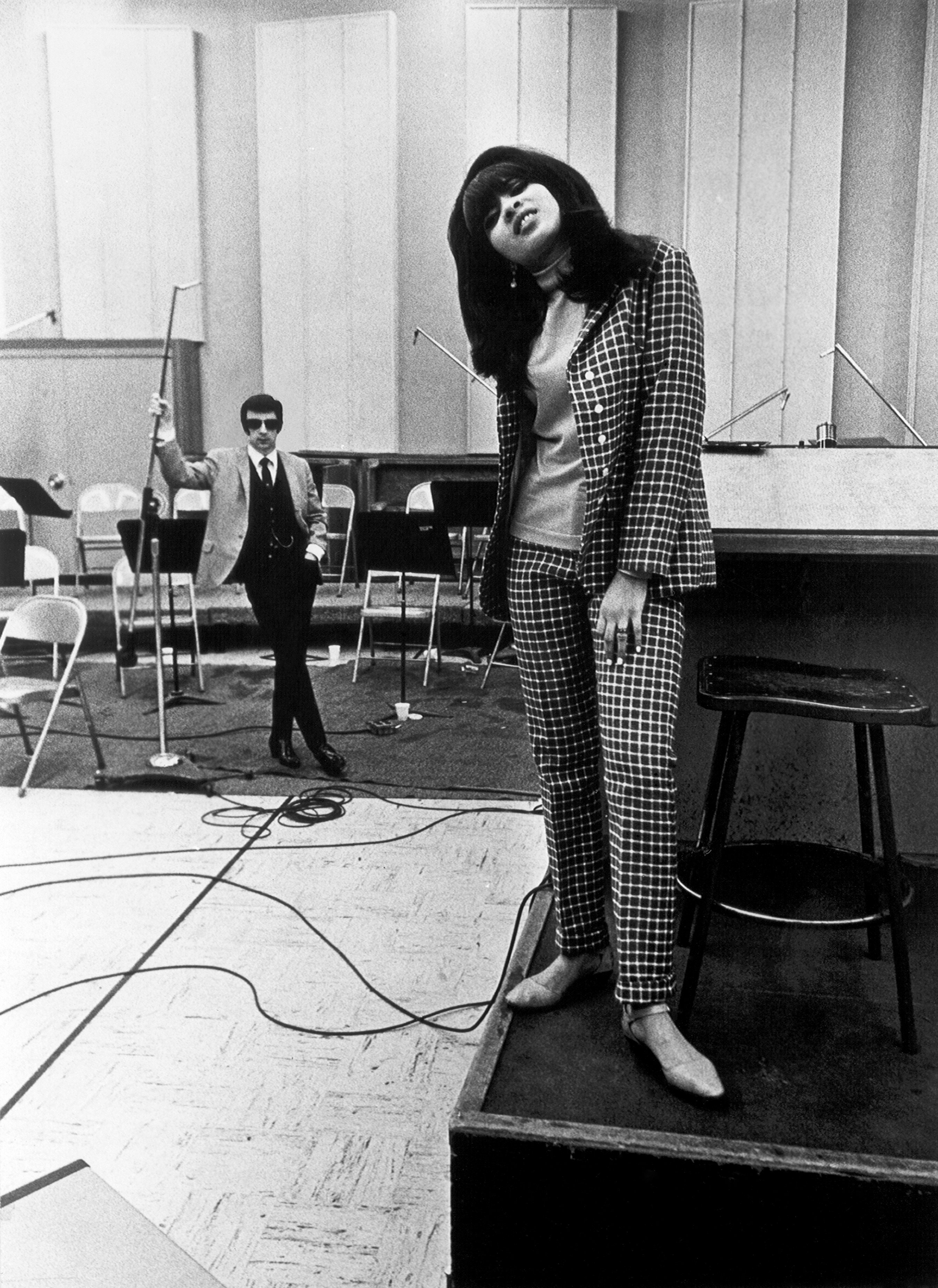 Phil Spector e Ronnie Spector em um estúdio de Los Angeles em foto de 1970 (Foto: Getty Images)