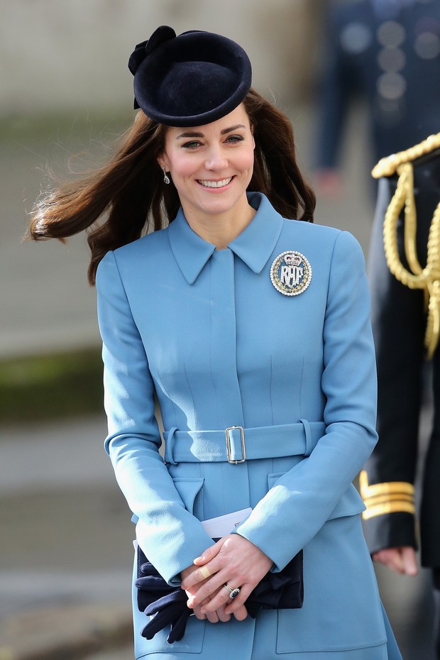 Kate Middleton, linda de look azul by Alexander McQueen (Foto: Getty Images)