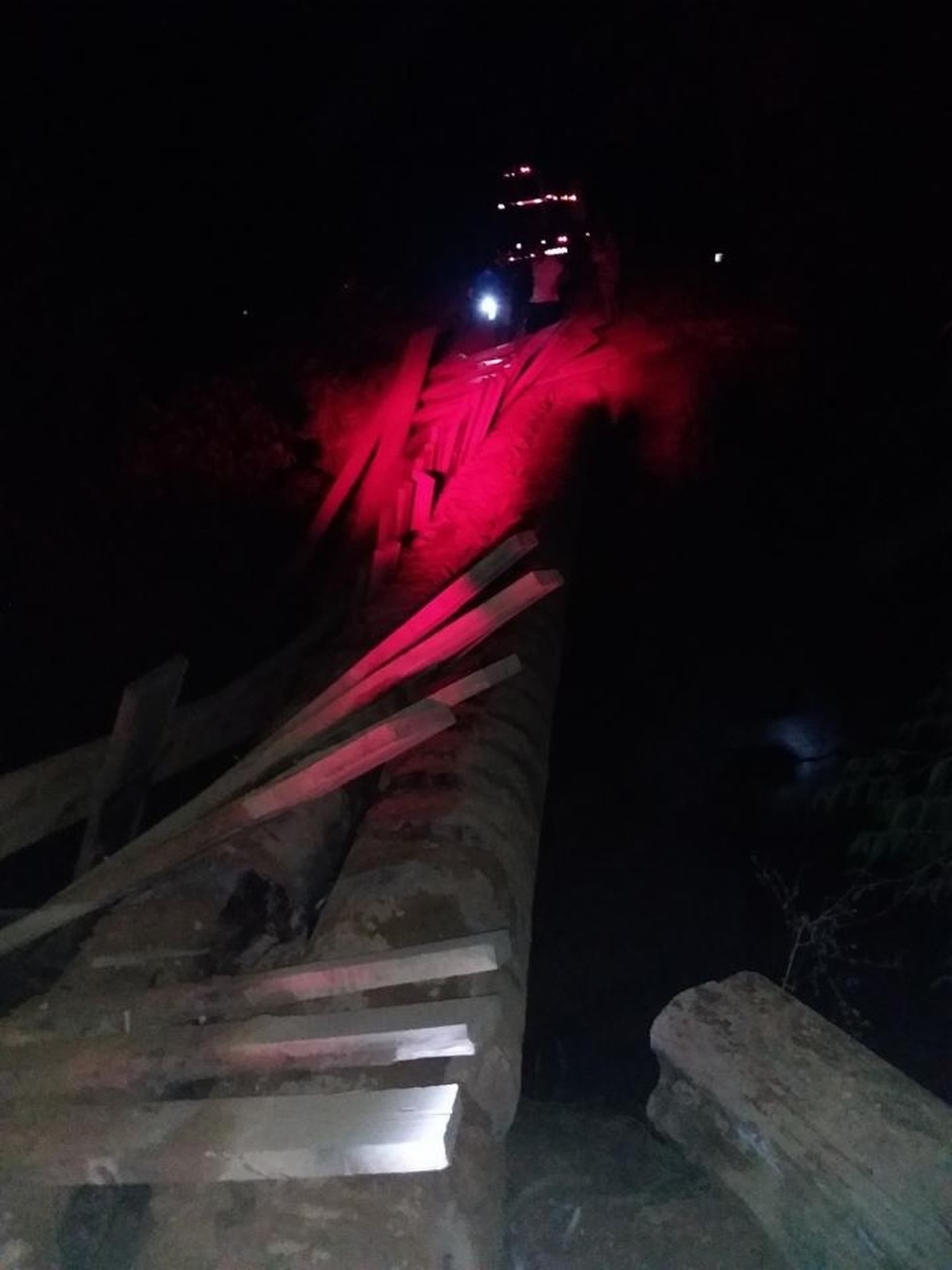 Ponte quebrou em Machadinho, RO, enquanto caminhão passava em cima — Foto: WhatsApp/Reprodução