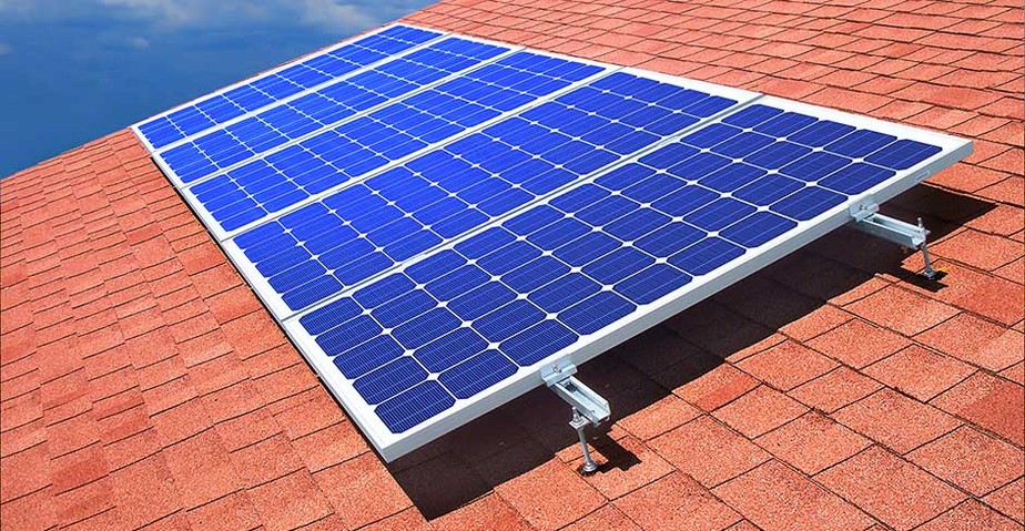 Placas de energia solar sobre o telhado de uma residência