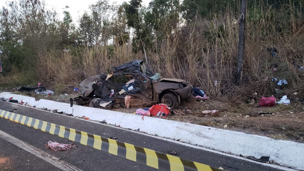 Carro ficou destruído após batida com caminhão na BR-135 — Foto: Paula Alves/Inter TV