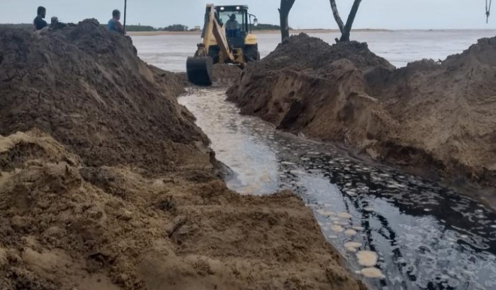 Houve aÃ§Ã£o paliativa emergencial com colocaÃ§Ã£o de areia em determinados pontos e abertura de vala em outros â Foto: DivulgaÃ§Ã£o/Prefeitura de SÃ£o JoÃ£o da Barra