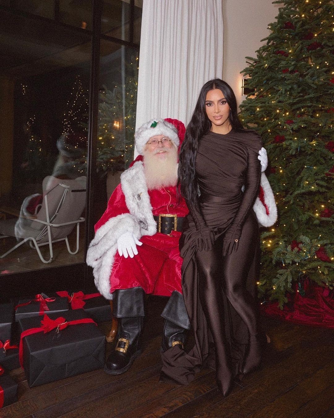 Kim posa com o Papai Noel (Foto: Reprodução Instagram)