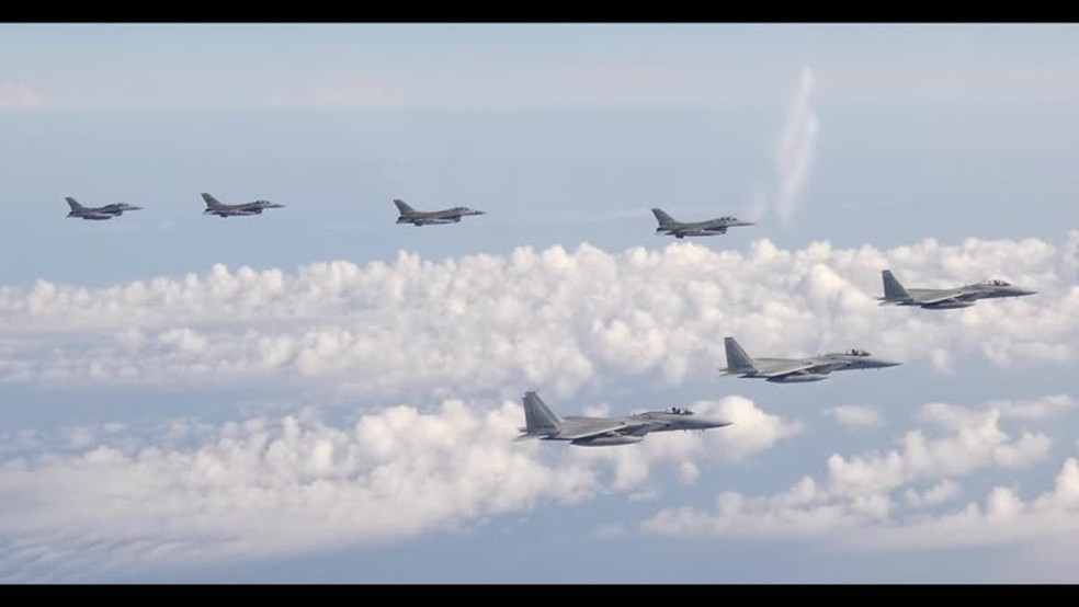 Aviões do Japão e dos EUA sobrevoam mar do Japão, perto da Coreia do Norte, em exercício militar para fazer demonstração de força, em 25 de maio de 2022 — Foto: Ministério da Defesa do Japão via Reuters