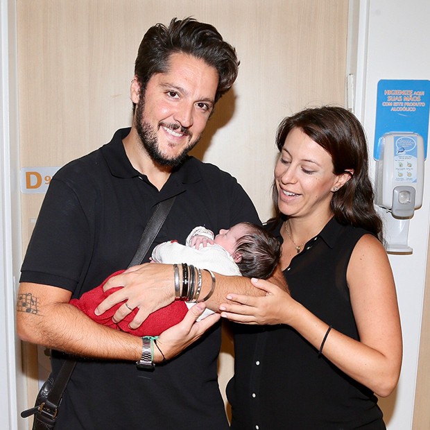 André Vasco e Vivian​ Krybus, deixaram a maternidade, acompanhados pela primeira filha, Maya (Foto: Manuela Scarpa/Brazil News)