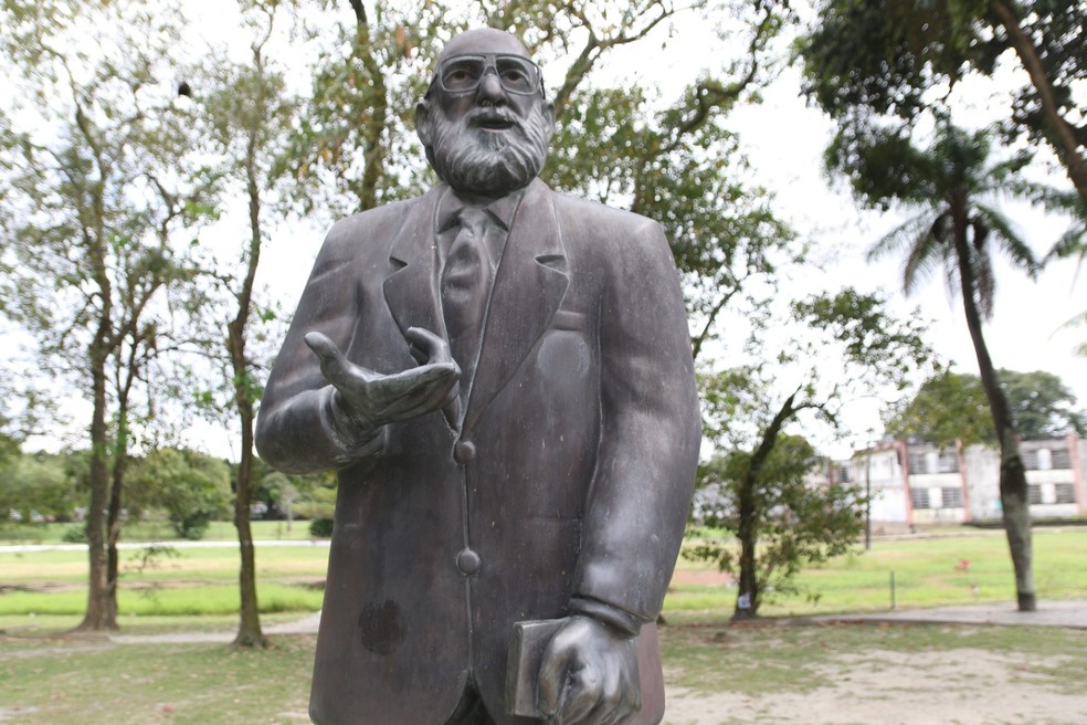 Estátua de Paulo Freire no campus Recife da Universidade Federal de Pernambuco, onde ele estudou e ensinou — Foto: Marlon Costa/Pernambuco Press