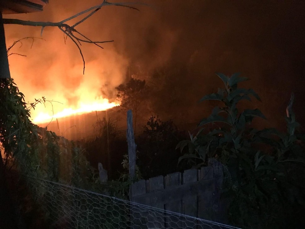 Incêndio na zona rural de Dores de Campos (Foto: Corpo de Bombeiros/Divulgação)
