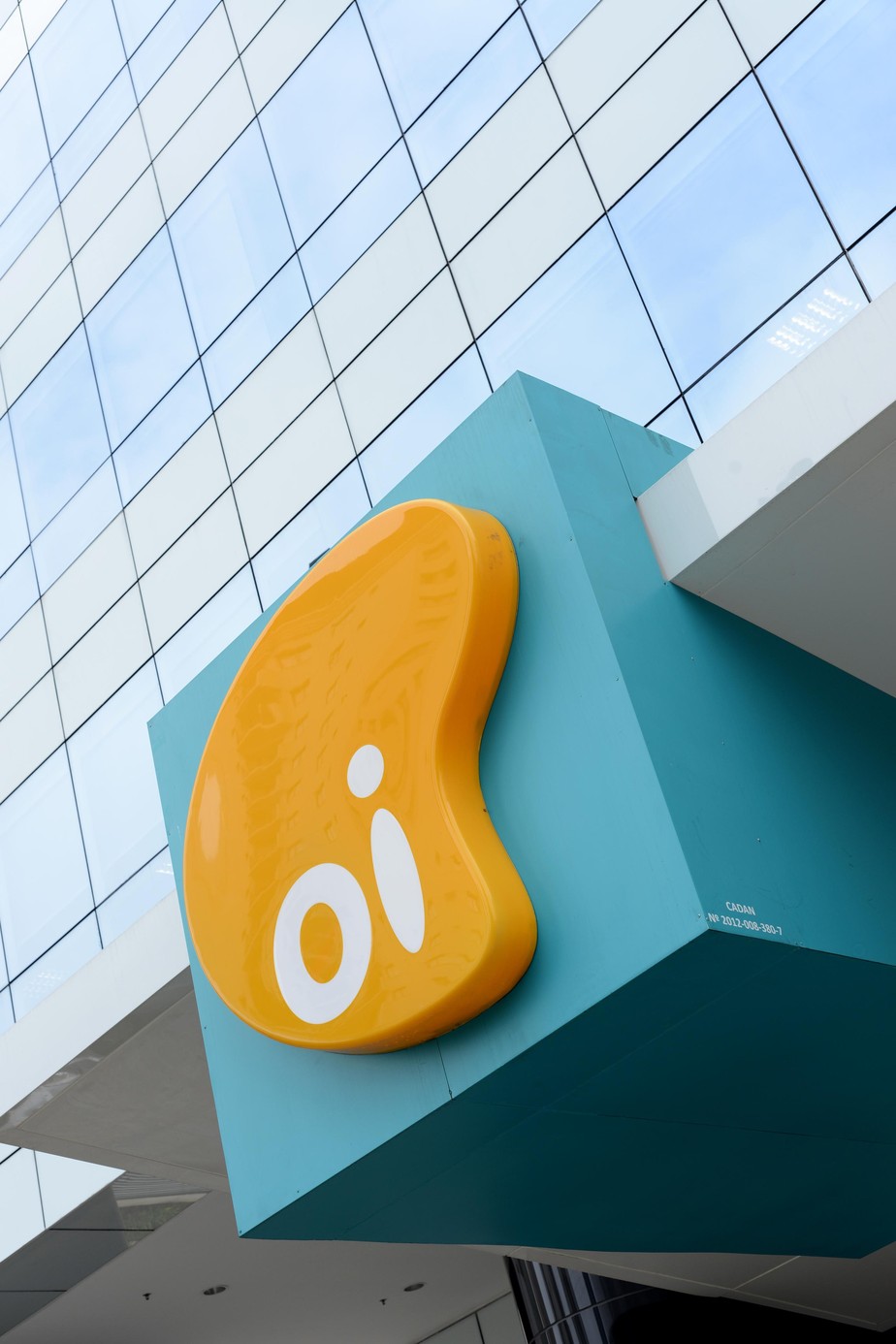 Oi anuncia PDV e prevê redução de 2 mil postos de trabalho Empresas