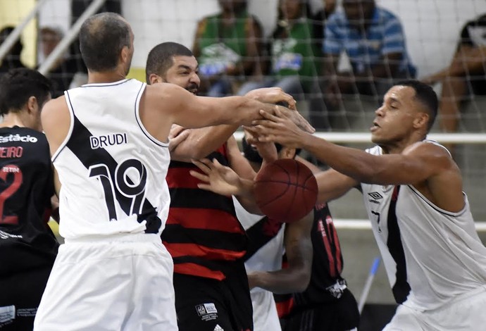 Show de Hélio, início arrasador do Fla e reclamações: o pacotão do clássico