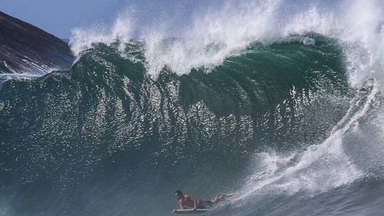 Surfistas lotam Itacoatiara neste sábado, à espera da próxima ressaca