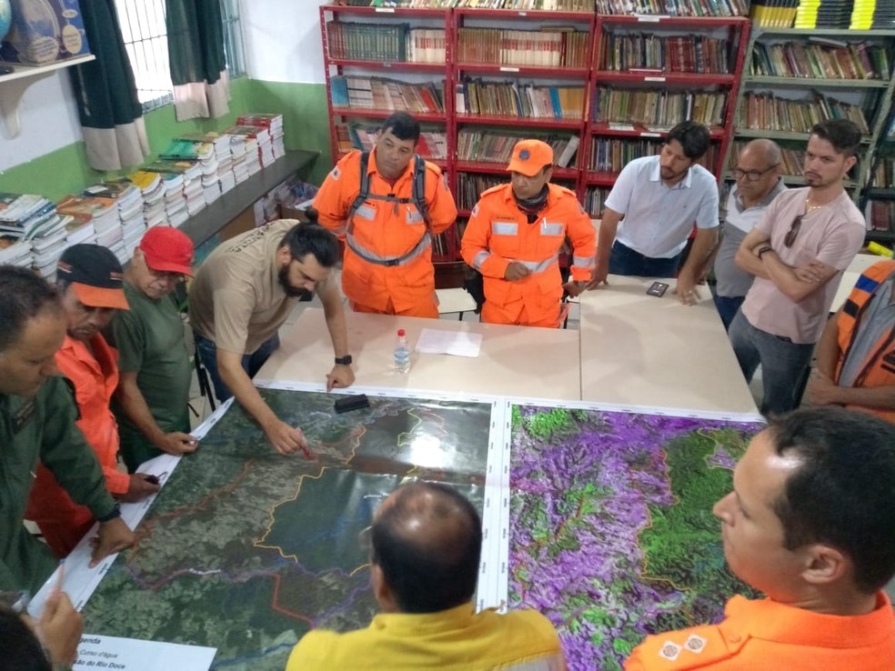 Militares e autoridades traçam estratégias para extinguir incêndio — Foto: Corpo de Bombeiros Militar/Divulgação