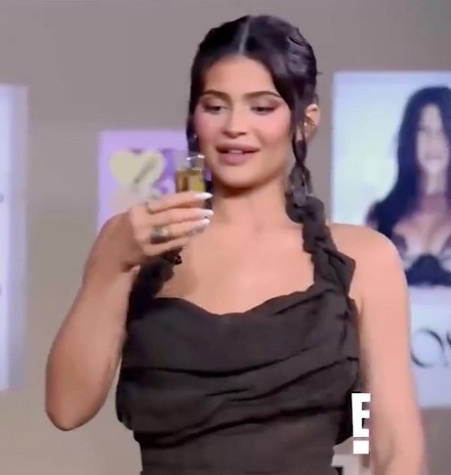 Kylie Jenner segura dose de tequila (Foto: Reprodução/Youtube)