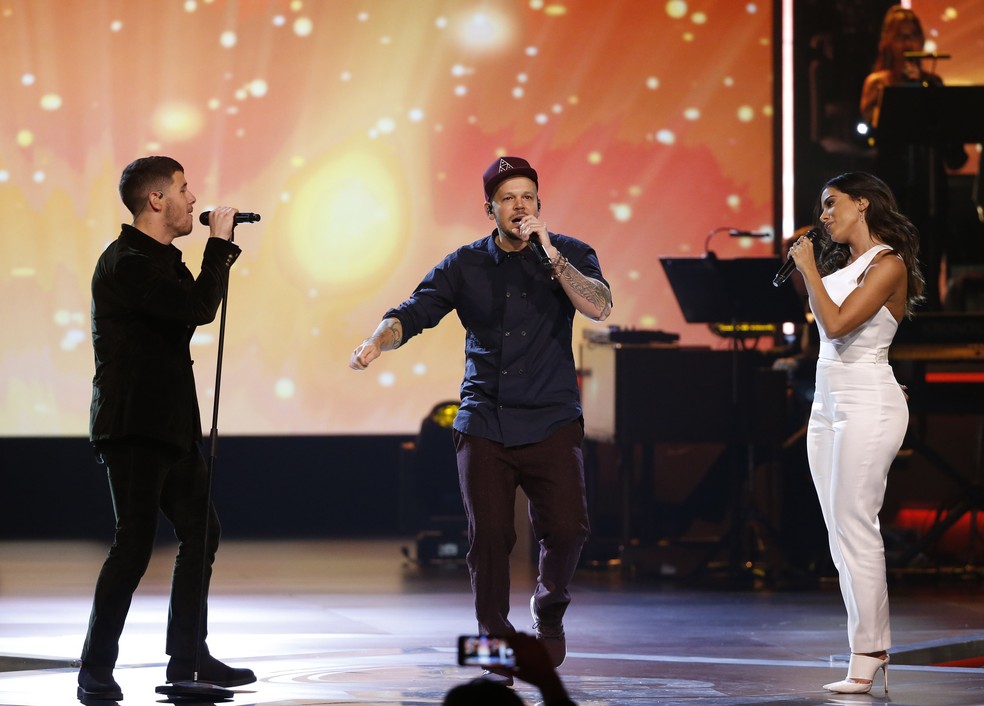 Anitta, Residente e Nick Jonas cantam juntos em homenagem a Alejandro Sanz (Foto: REUTERS/Mario Anzuoni)