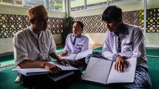 Estudantes muçulmanos com deficiência visual leem cópias do Alcorão em braille em um internato em Bogor, na Indonésia — Foto: ADITYA AJI / AFP
