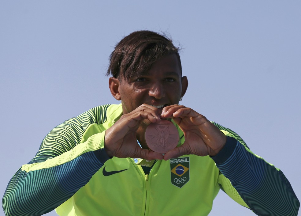 Isaquias Queiroz com medalha olímpica. Três pódios o deixaram mais visado (Foto: Marcos Brindicci / Reuters)